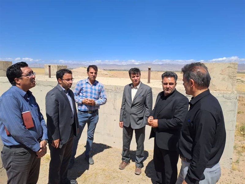 بازدید مهندس براتی فرماندار از وضعیت چاه آب طرح احیاء چمن سلطانیه