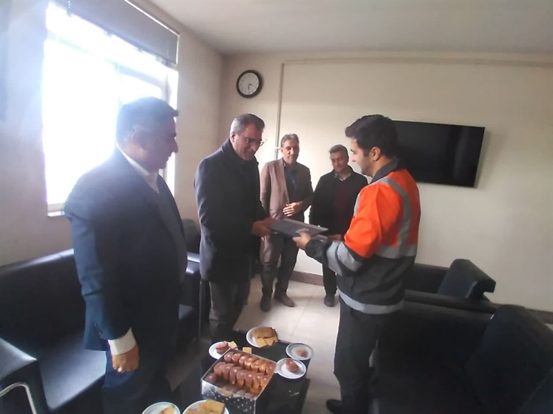 آیین تقدیر از  مهندس زارعی رئیس محترم اداره راهداری زنجانرود و پرسنل پرتلاش راهداری توسط بخشدار مرکزی زنجان به اتفاق بخشدار محترم زنجانرود
