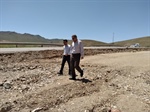 بازدید میدانی بخشدار مرکزی زنجان به اتفاق  کارشناس عمرانی بخشداری از روند تعریض جاده دندی