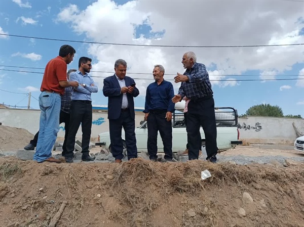 بازدید میدانی مهندس رستمی بخشدار مرکزی زنجان به اتفاق کارشناس عمرانی دهیاری ها ،دهیار و اعضای شورای اسلامی از روستای گل تپه