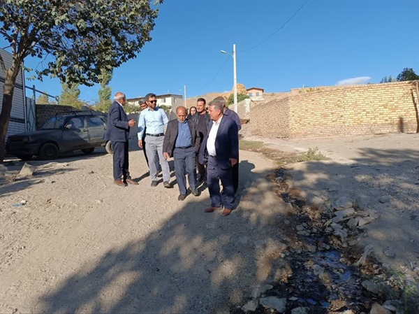 بازدید میدانی مهندس رستمی بخشدار مرکزی زنجان به اتفاق  کارشناس فنی دهیاری ها از روستای چوره ناب