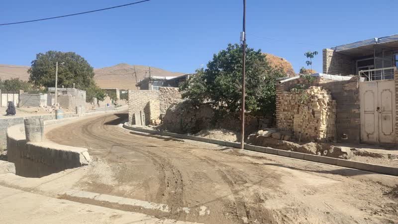 عملیات زیرسازی و جدول گذاری معابر روستای آقکند