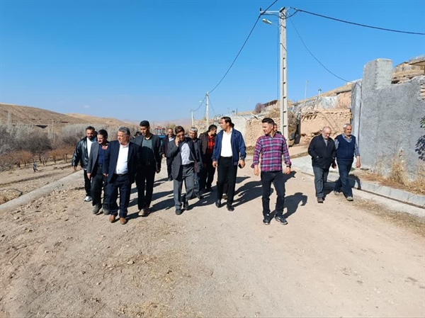 بازدید میدانی فرماندار زنجان به اتفاق بخشدار مرکزی از روستای سنقر و بررسی مشکلات عمرانی و خدماتی