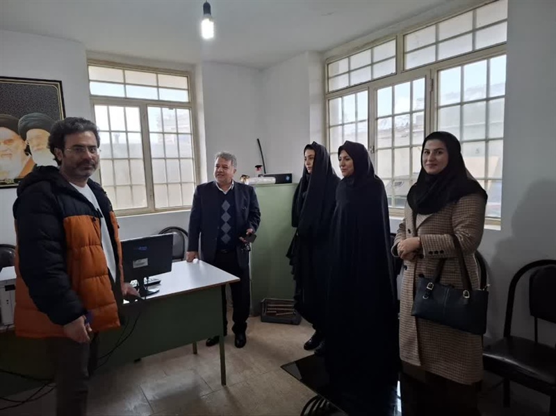 بازدید بخشدار مرکزی از نمایشگاه توانمندی بانوان روستای سهله و برنامه‌های مهارت‌آموزی ویژه بانوان