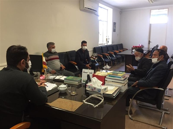 جلسه بخشدار زنجانرود با دهیار و اعضای شورای اسلامی روستای چهر آباد در خصوص رفع معظل کمبود آب شرب
