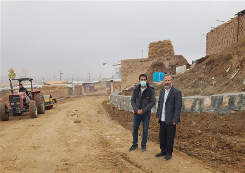 بازدید بخشدار زنجانرود از اصلاح راه روستای رضا آباد