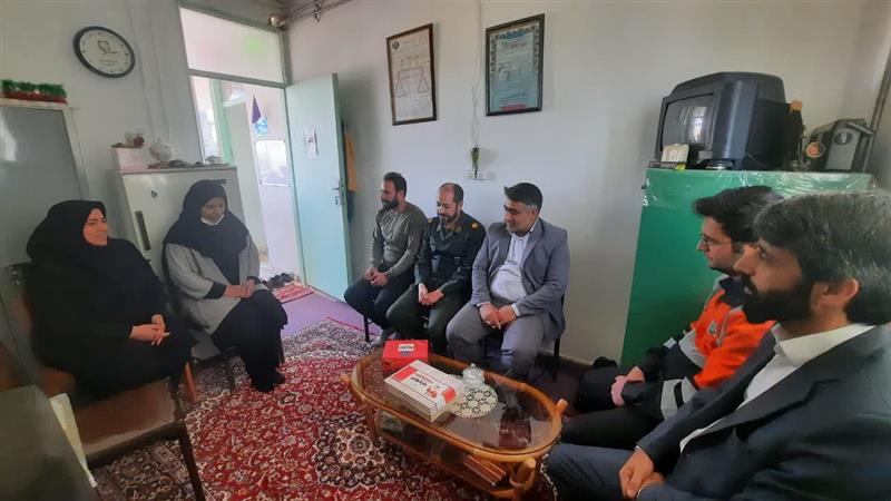 حضور بیات بخشدار زنجانرود در مدرسه روستای دره لیک به مناسبت تبریک هفته معلم