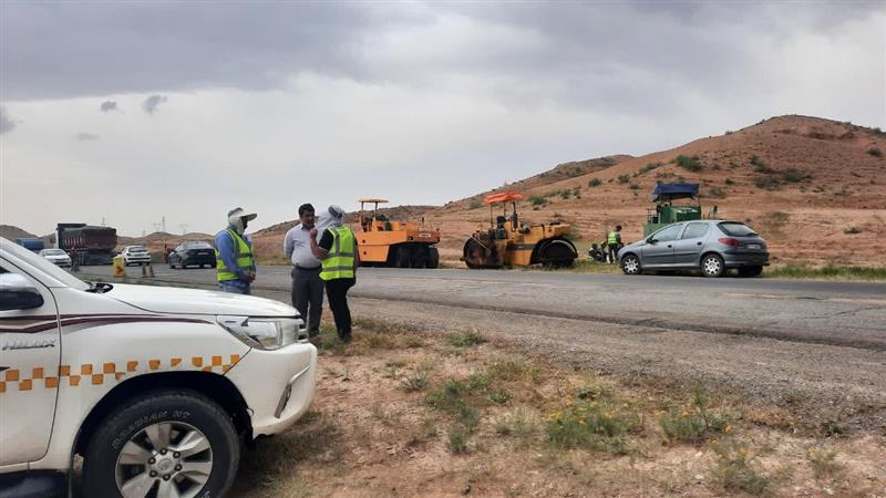 بازدید بخشدار زنجانرود از روند آسفالت ریزی راه روستای دالکی
