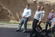 بازدید بیات بخشدار زنجانرود از پروژه آسفالت ریزی روستای قاهران
