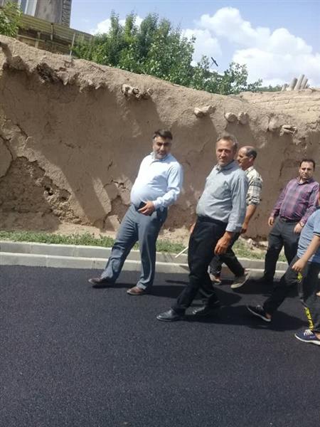 بازدید بیات بخشدار زنجانرود از پروژه آسفالت ریزی روستای قاهران