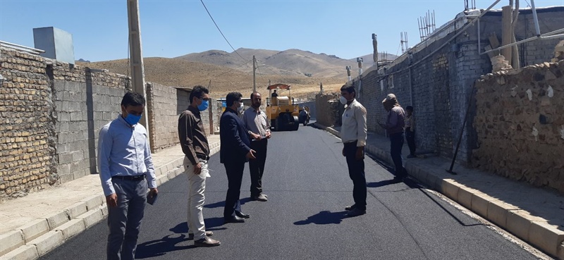 بازدید بخشدار قره پشتلو از پروژه آسفالت ریزی معابر روستای لگاهی