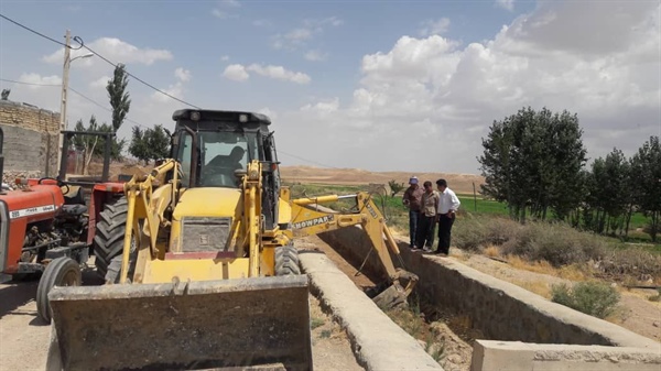 بخشدار بزینه رود از عملیات لایروبی کانال هدایت سیلاب روستای عموکندی بازدید کرد