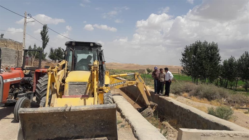 بخشدار بزینه رود از عملیات لایروبی کانال هدایت سیلاب روستای عموکندی بازدید کرد