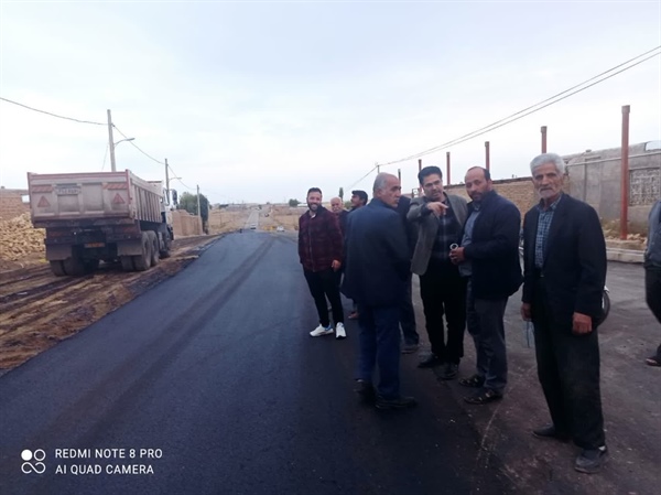 بازدید بخشدار بزینه از آخرین مرحله عملیات اجرایی آسفالت ریزی معبر اصلی روستای بزین