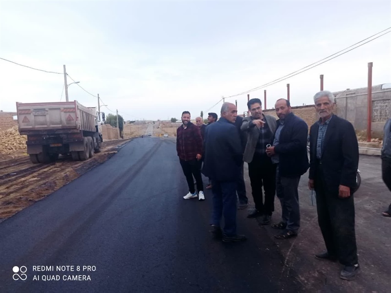 بازدید بخشدار بزینه از آخرین مرحله عملیات اجرایی آسفالت ریزی معبر اصلی روستای بزین