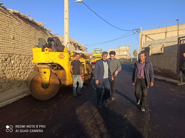 بازدید بخشدار بزینه رود از عملیات آسفالت ریزی معابر روستای حی