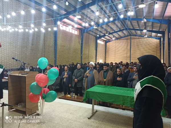 جشن انقلاب به مناسبت دهه فجر انقلاب اسلامی در مدرسه شبانه روپزی امالائمه شهر زرین رود برگزار گردید