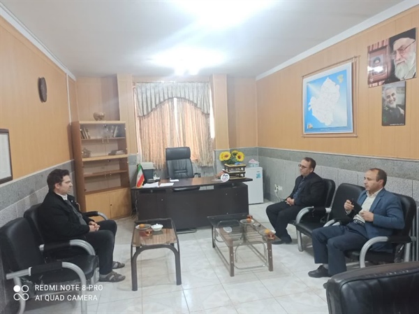 نشست عبدی معاونت سیاسی، امنیتی واجتماعی فرمانداری شهرستان خدابنده واصانلو رئیس حراست فرمانداری شهرستان خدابنده با بخشدار  بزینه رود وهم اندیشی در خصوص مسائل ومشکلات بخش