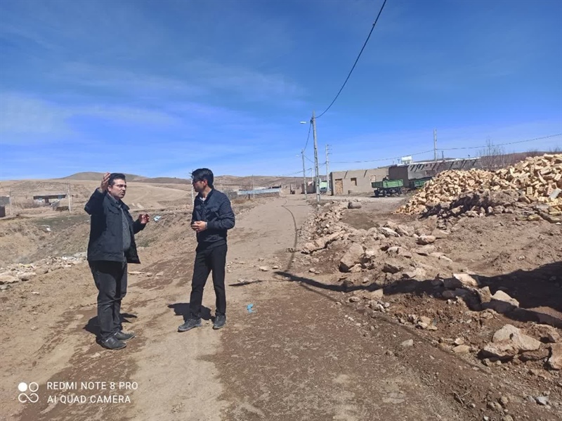 حضور بخشدار بزینه رود در روستای در روستای پنبه زبان به منظور بررسی مغایرت طرح هادی روستا