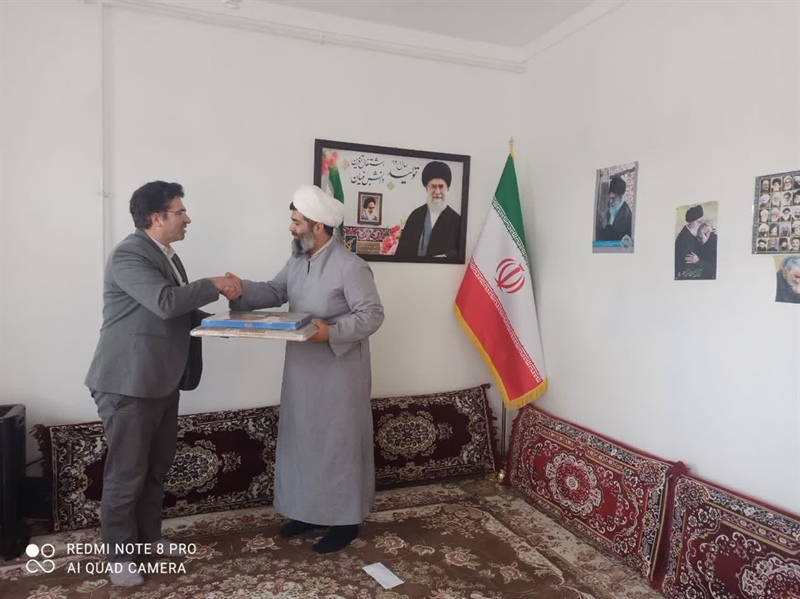 دیدار صمیمی بخشدار بزینه رود با حجت الاسلام والمسلمین اصلانی امام جمعه شهر زرین رود به مناسبت نزدیک شدن به روزهای پایانی سال