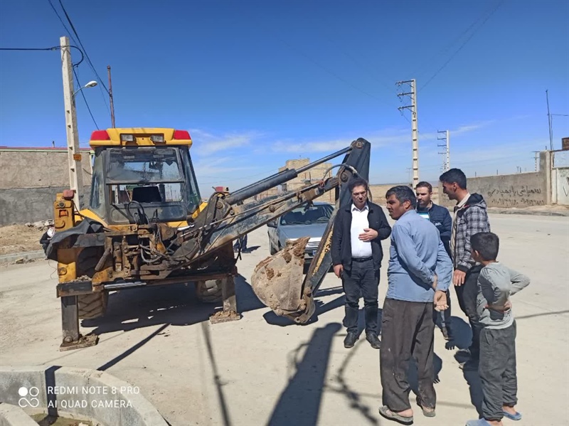 حضور بخشدار بزینه رود در روستای بزین وبازدید از عملیات پاکسازی معابر وآبروهای روستا در آستانه سال جدید