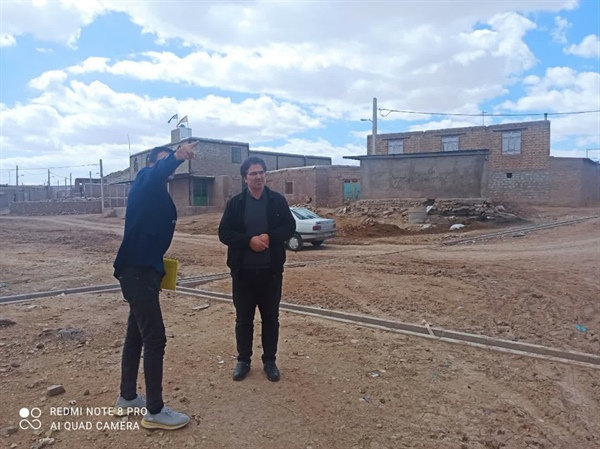 بخشداربزینه رود برای بررسی برخی مشکلات درروند اجرای طرح هادی  درروستای سراب حضور یافت