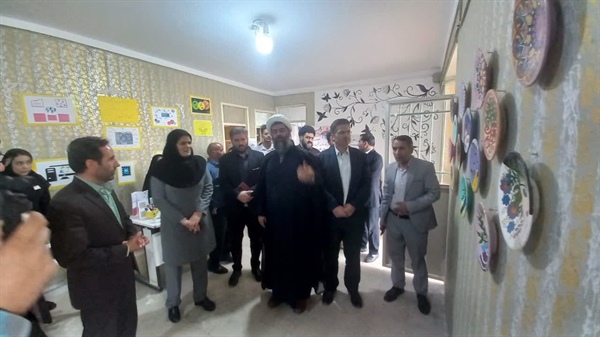 نمایشگاه مهارتها وتولیدات مهارت محور دانش کوثر شهر زرین رود به مناسبت هفته مشاغل برگزار شد.