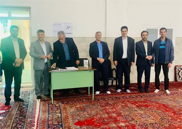 برگزاری میز خدمت آموزش وپرورش منطقه بزینه رود در نماز جمعه شهر زرین رود به مناسبت هفته معلم