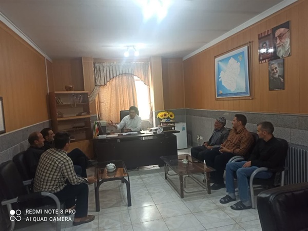 نشست اعضای شورای اسلامی واهالی روستا پیرمرزبان با بخشدار بزینه رود