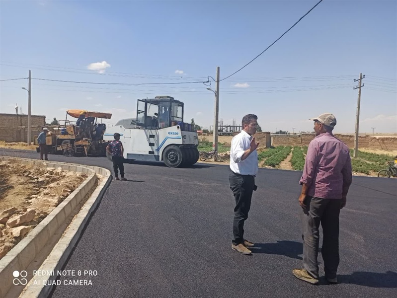 بازدید بخشدار بزینه رود از پروژه آسفالت ریزی معابر روستای شرور