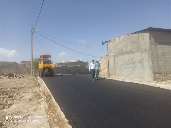 بازدید بخشدار بزینه رود از پروژه در حال اجرای آسفالت ریزی معابر اصلی روستای قجور