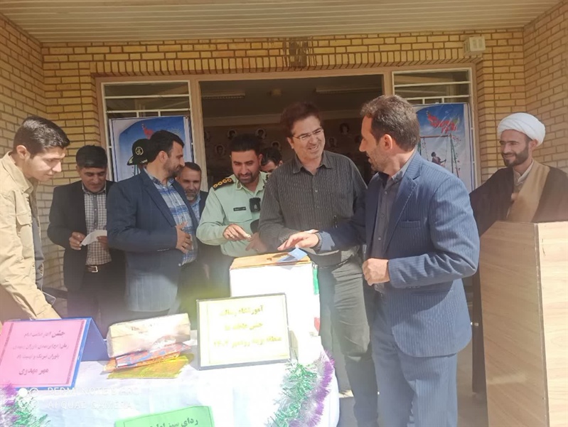 جشن عاطفه ها به مناسبت آغاز تحصیلی جدید در مدرسه رسالت شهر زرین رود برگزار شد