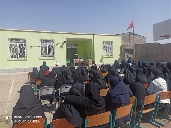 مراسم بزرگداشت هفته دفاع مقدس وجشن آغاز سال تحصیلی در مدرسه کوثر شهر زرین رود برگزار گردید