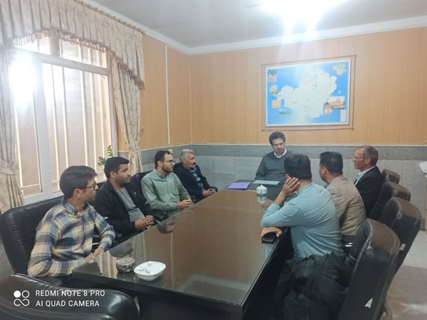 نشست اعضای شوراهای اسلامی ودهیاران روستاهای پیرمرزبان وپنبه زبان وهم فکری وتوافق در خصوص نحوه استقرار و بهره برداری از زمین چمن مصنوعی در حال احداث برای روستاهای مذکور