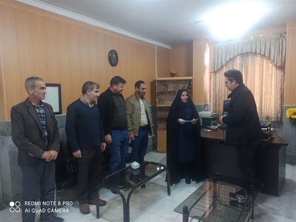 بخشدار بزینه رود از کارشناس امور اجتماعی وشوراهای بخشداری به مناسبت تولد حضرت فاطمه الزهرا سلام الله علیها ، روز زن واز زحمات ایشان تقدیر کردند
