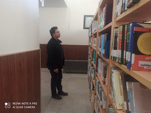 بازدید بخشدار بزینه رود از کتابخانه عمومی شهر زرین رود  وتقدیر از مسئول کتابخانه به مناسبت تولد حضرت فاطمه الزهرا سلام الله علیها و روز زن