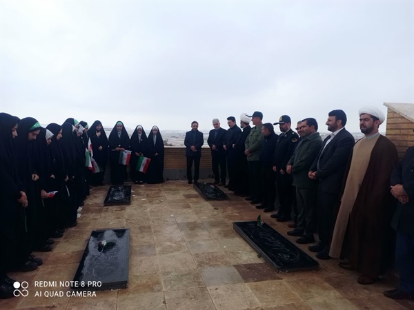 عطر افشانی وغباروبی مزارشهدا  شهر زرین رود برگزار شد