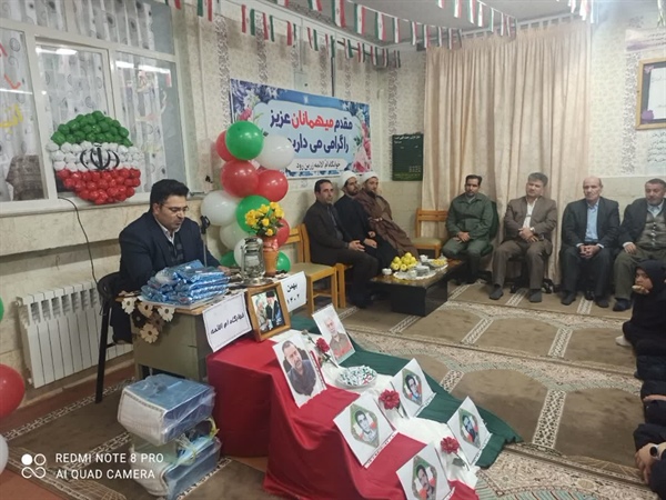 جشن انقلاب به مناسبت دهه فجر در مدرسه شبانه روزی ام الائمه شهر زرین رود برگزار شد