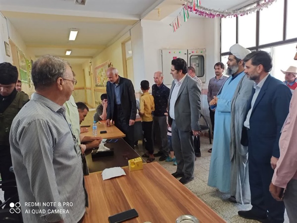 بخشدار بزینه رود و حجت الاسلام اصلانی امام جمعه شهر زرین رود از شعب اخذ رای شهر زرین رود بازدید کردند ورای خود را به صندوق انداختند
