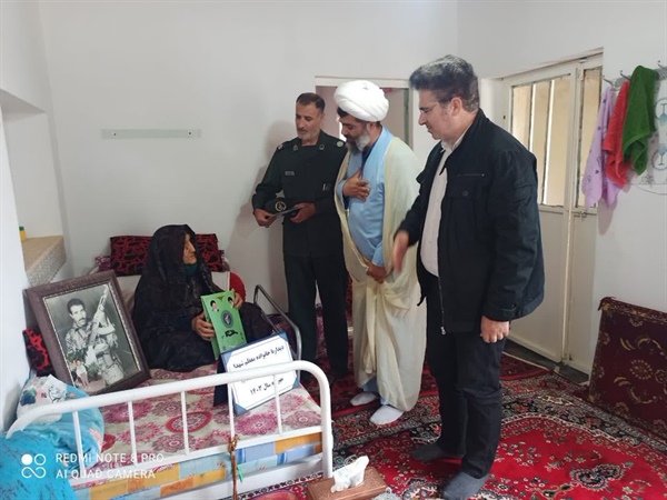 حضور در منزل مادر مکرمه شهید نقی خانلو در روستای بزین