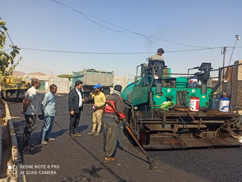 بخشدار بزینه رود از روند آسفالت ریزی معابر روستای حسام آباد بازدید کردند