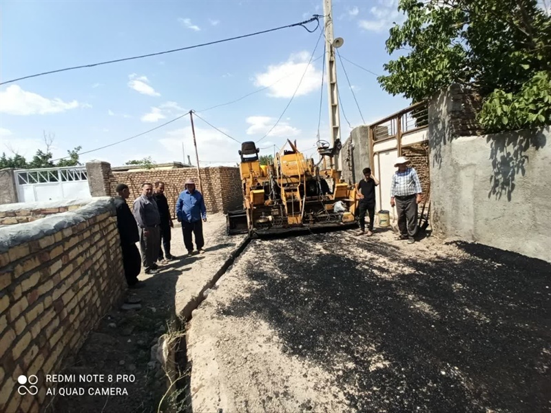 بازدید بخشدار بزینه‌رود از عملیات آسفالت‌ریزی معابر روستای گل‌تپه