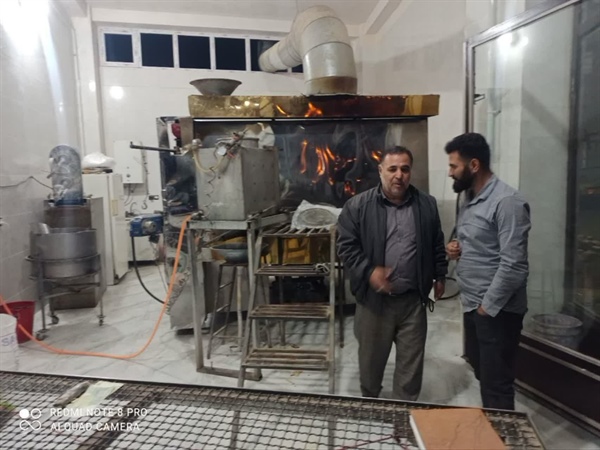 حضور شبانه بخشدار بزینه‌رود در نانوایی سنگکی شهر زرین‌رود