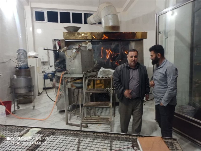 حضور شبانه بخشدار بزینه‌رود در نانوایی سنگکی شهر زرین‌رود
