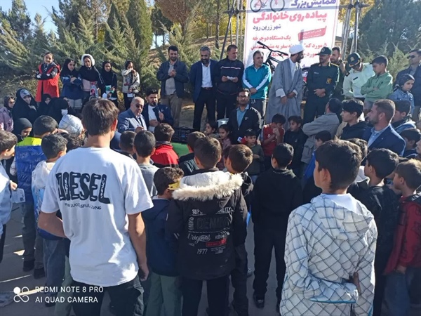 برگزاری همایش پیاده‌روی خانوادگی در شهر زرین‌رود