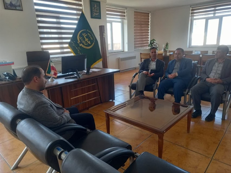 حضور بخشدار بزینه‌رود و رئیس بانک مسکن خدابنده در جهاد کشاورزی شهرستان خدابنده