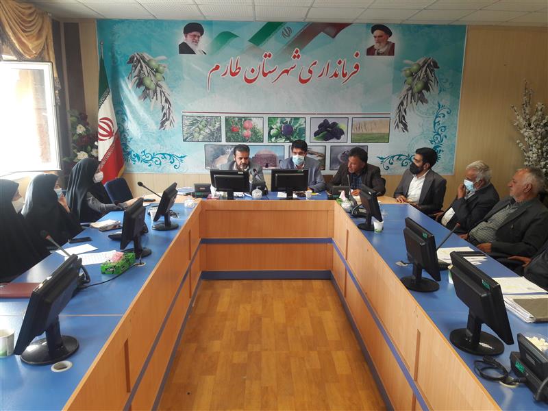 نشست صمیمی دهیاران و روسای شورای روستاهای بخش مرکزی با مدیر کل محترم امور روستایی و شوراها