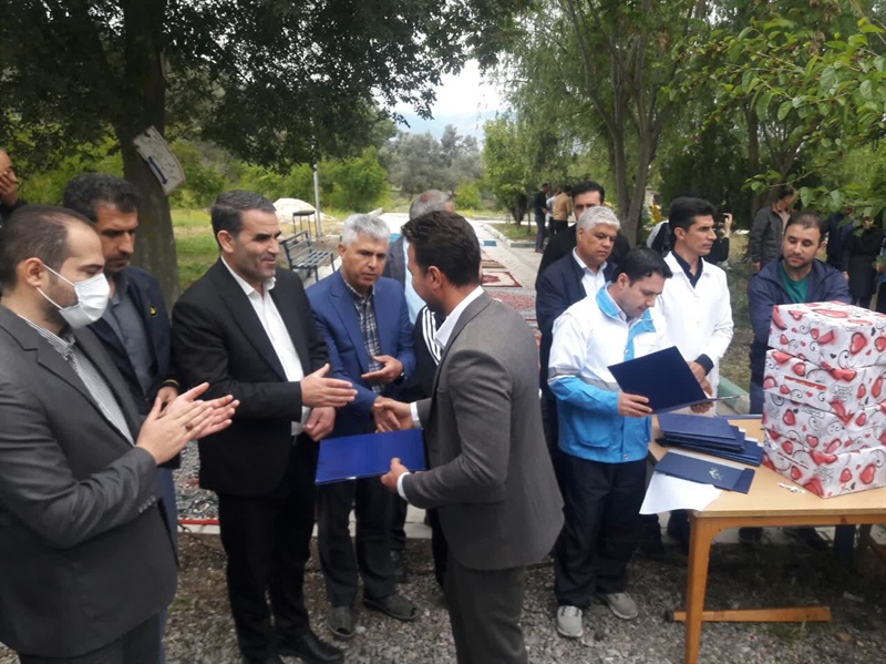 تجلیل از دهیاران و پاکبانان فعال  بخش مرکزی در مراسم زمین پاک و هفته سلامت