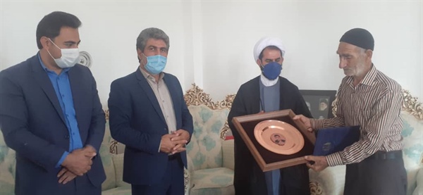 دیدار و تجلیل امام جمعه شهرستان، بخشدارچورزق و مسئولین بخش  با خانواده های شهیدان والامقام کاسعلی محمدی و رضا فولادی در شهر چورزق