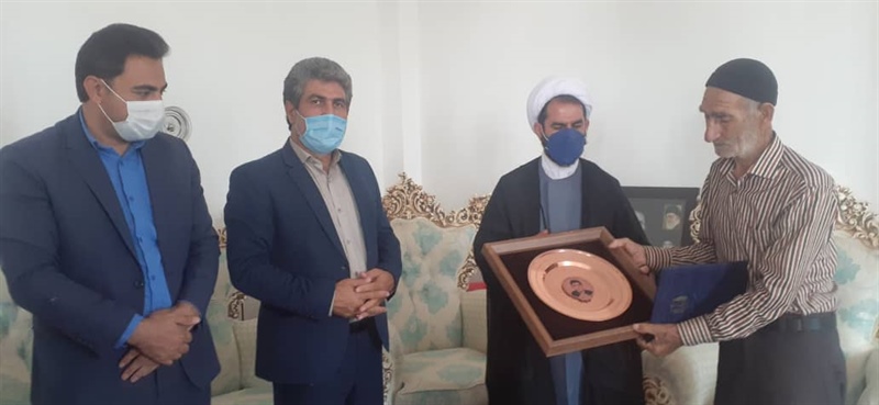 دیدار و تجلیل امام جمعه شهرستان، بخشدارچورزق و مسئولین بخش  با خانواده های شهیدان والامقام کاسعلی محمدی و رضا فولادی در شهر چورزق